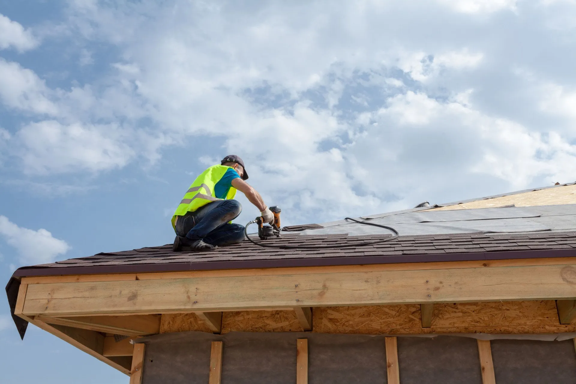 How a Roofing Contractor Handles Roof Leak Repairs