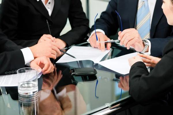 Employment Law Tips for Managing Distributed Teams Efficiently