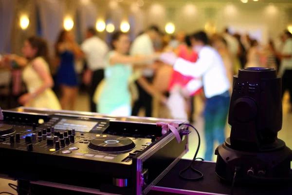 What Makes a Wedding DJ Different From a Club or Party DJ Today